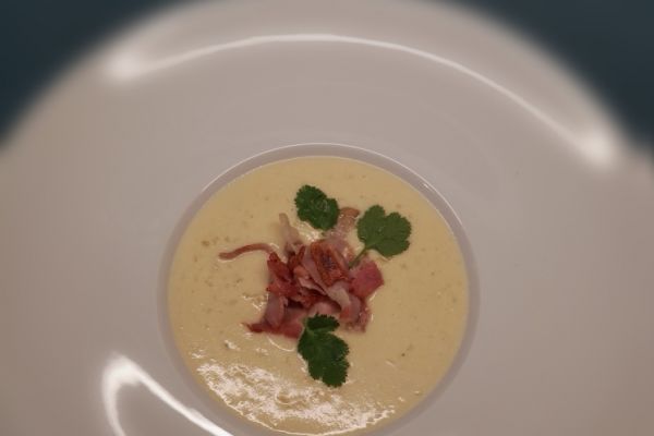 Crème d'asperges, bacon grillé