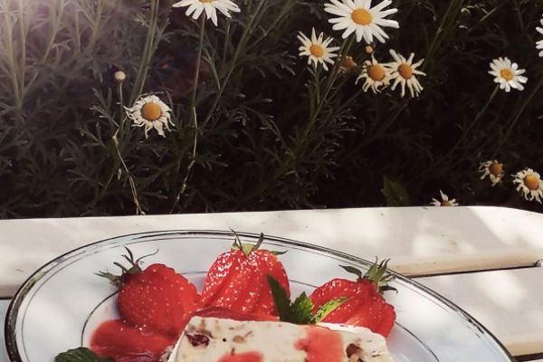 Nougat glacé au coulis de fraises