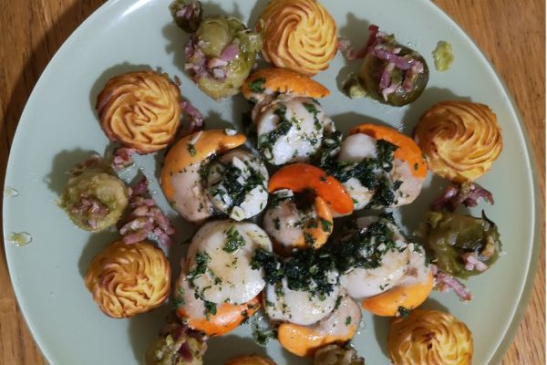 Noix de Saint Jacques sautées à l'ail, pommes duchesse
